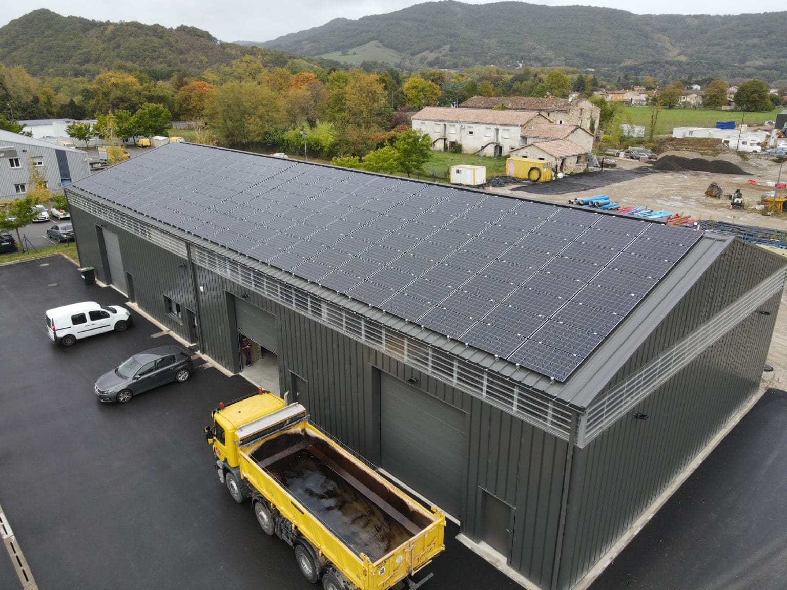 hangar avec panneaux solaires photovoltaïques