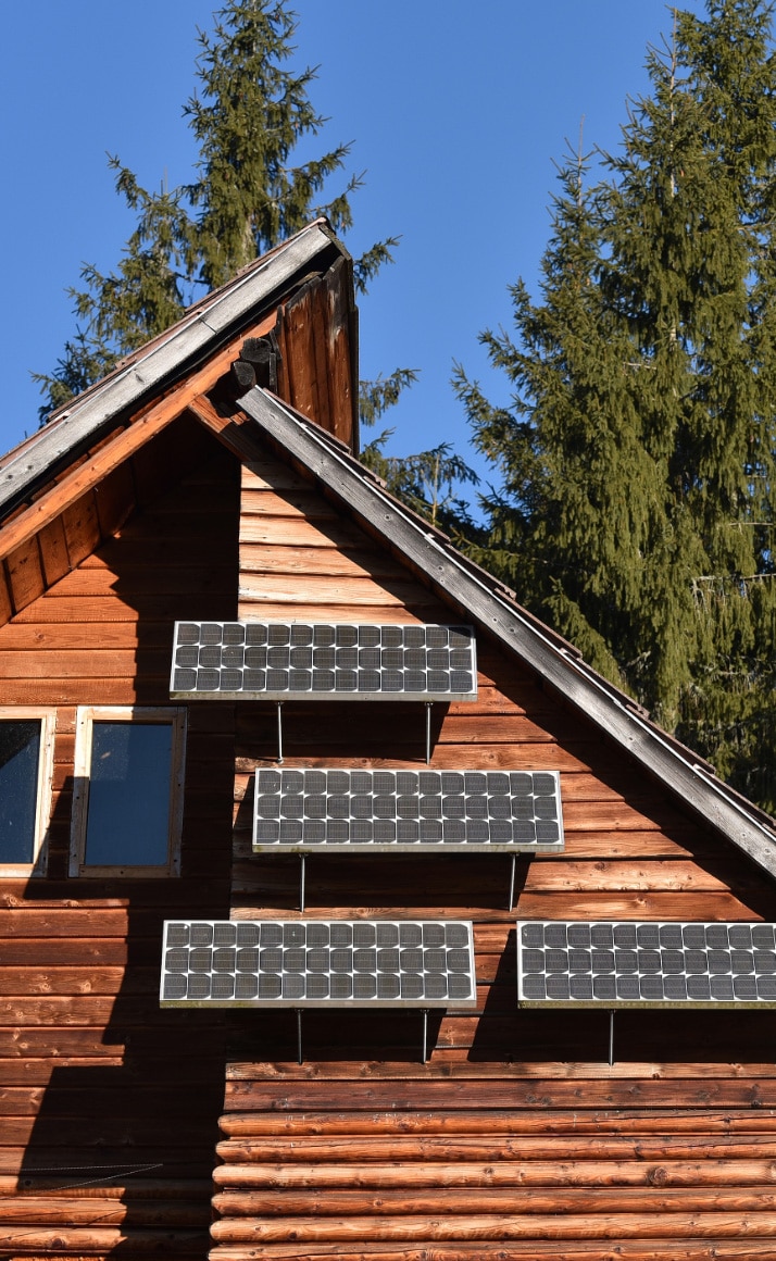 panneaux solaire sur chalet en bois