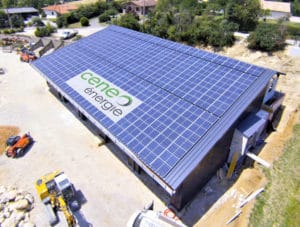 grand hangar avec toiture panneaux solaires