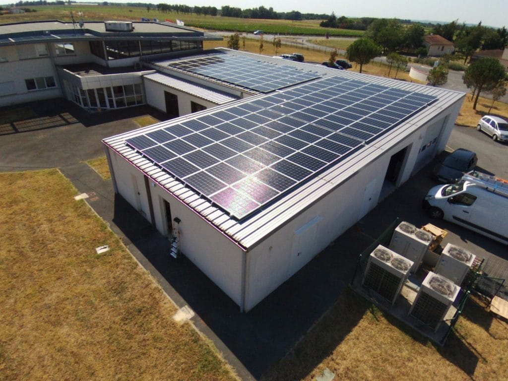 hangar avec panneaux photovoltaïques