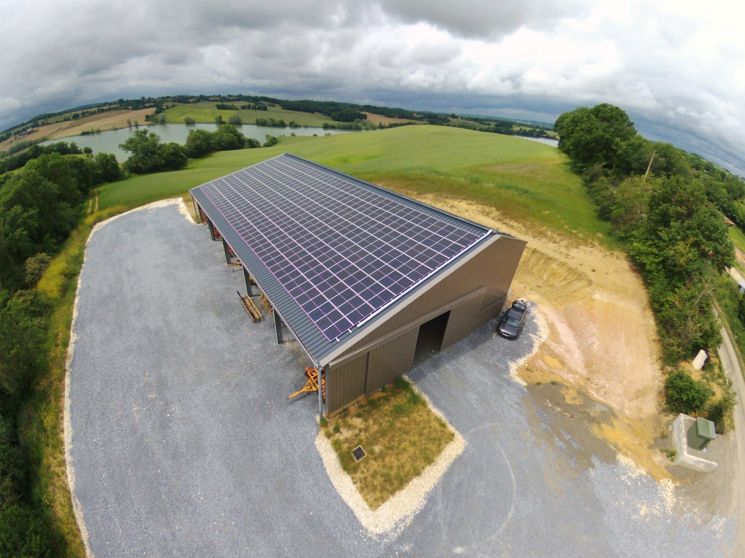 hangar agricole avec panneaux solaires sur le toit