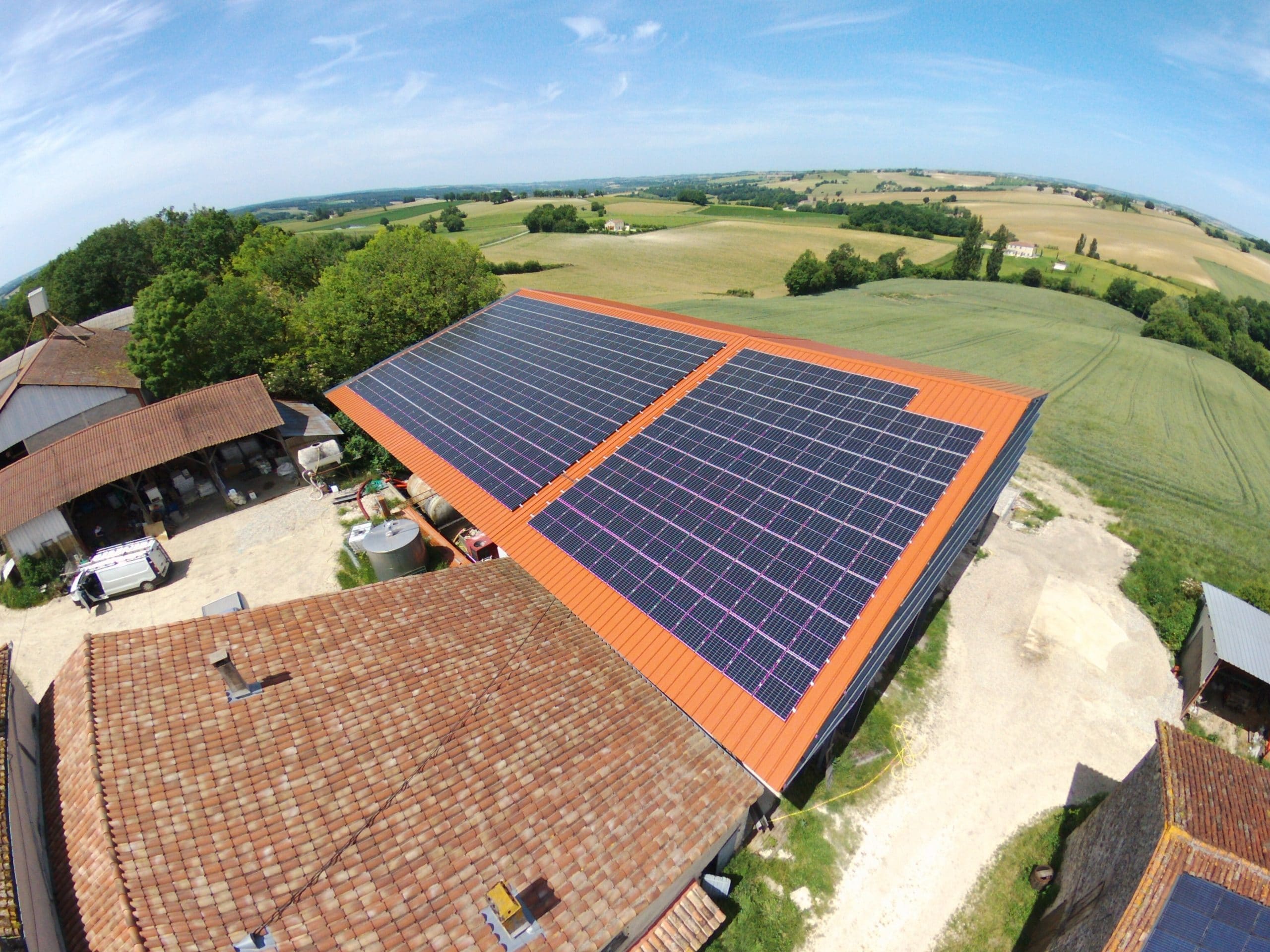 bâtiment agricole avec panneaux solaires sur le toit