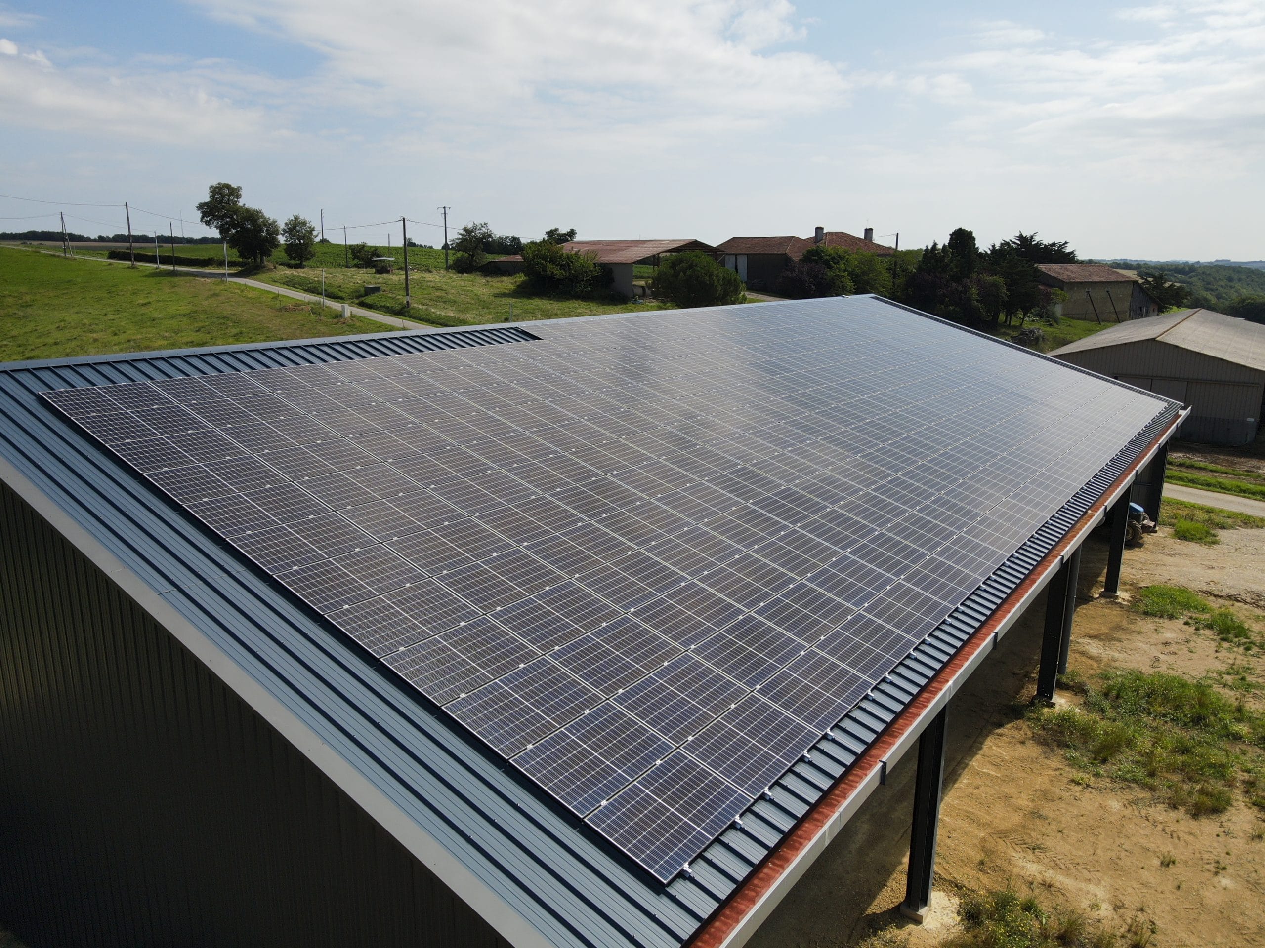 toit avec installation photovoltaïque