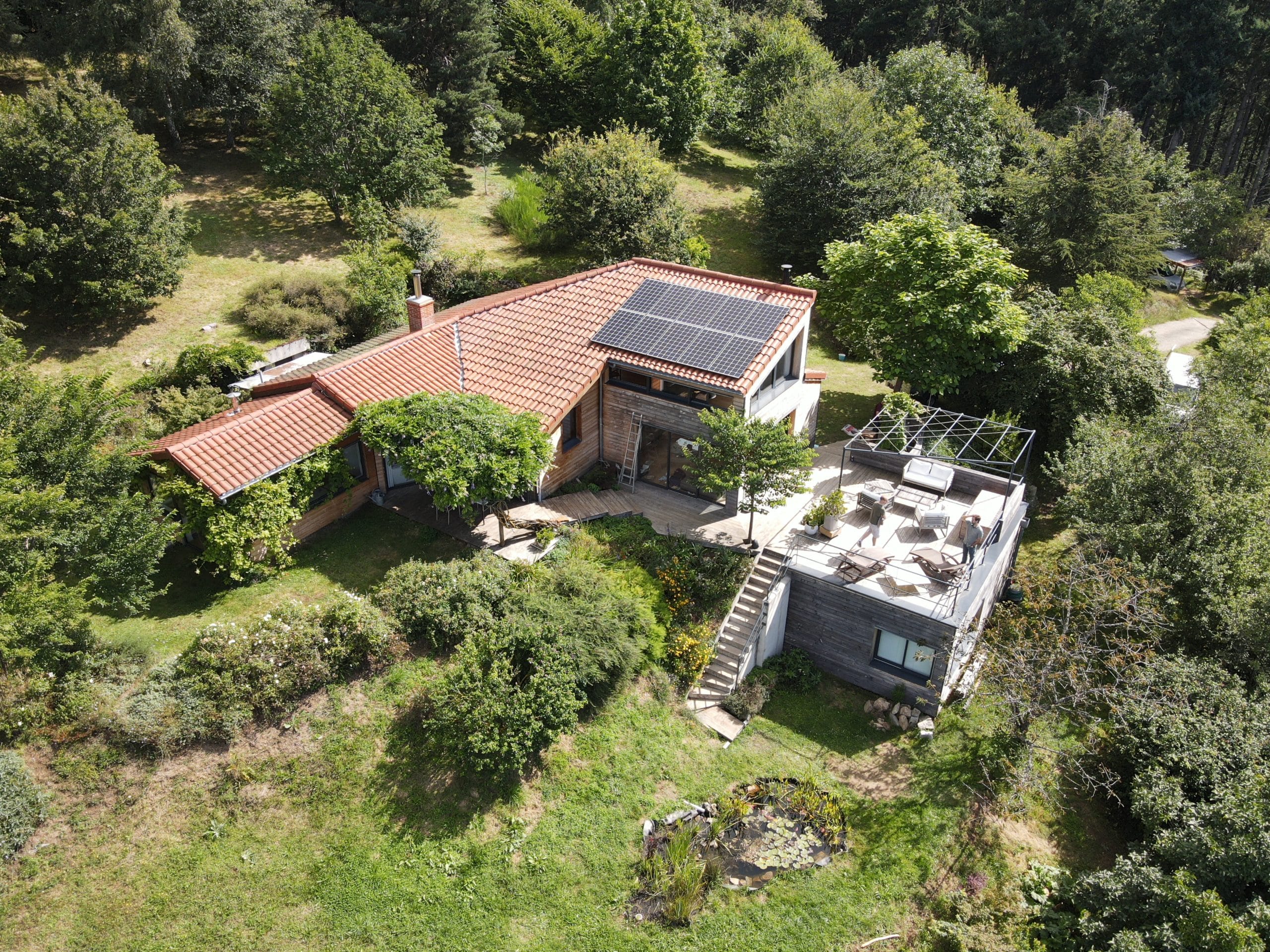 maison avec panneaux solaires