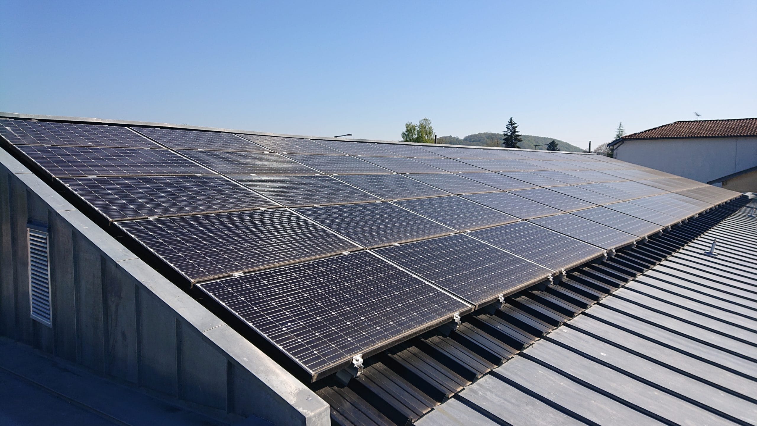 installation photovoltaïque sur toiture de hangar