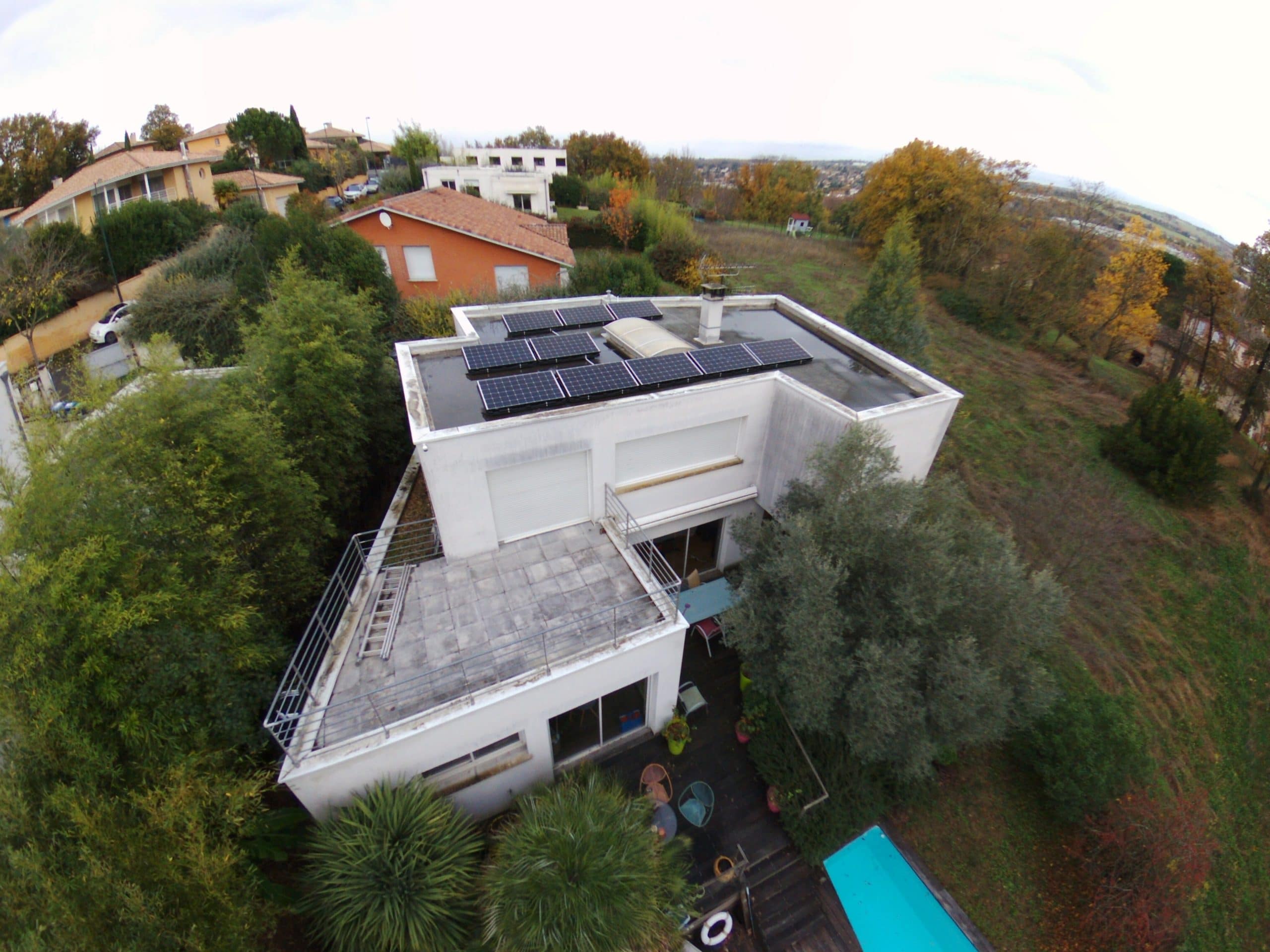 maison avec panneaux photovoltaïques