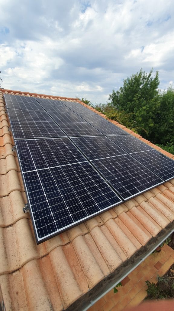 toit avec panneaux photovoltaïque