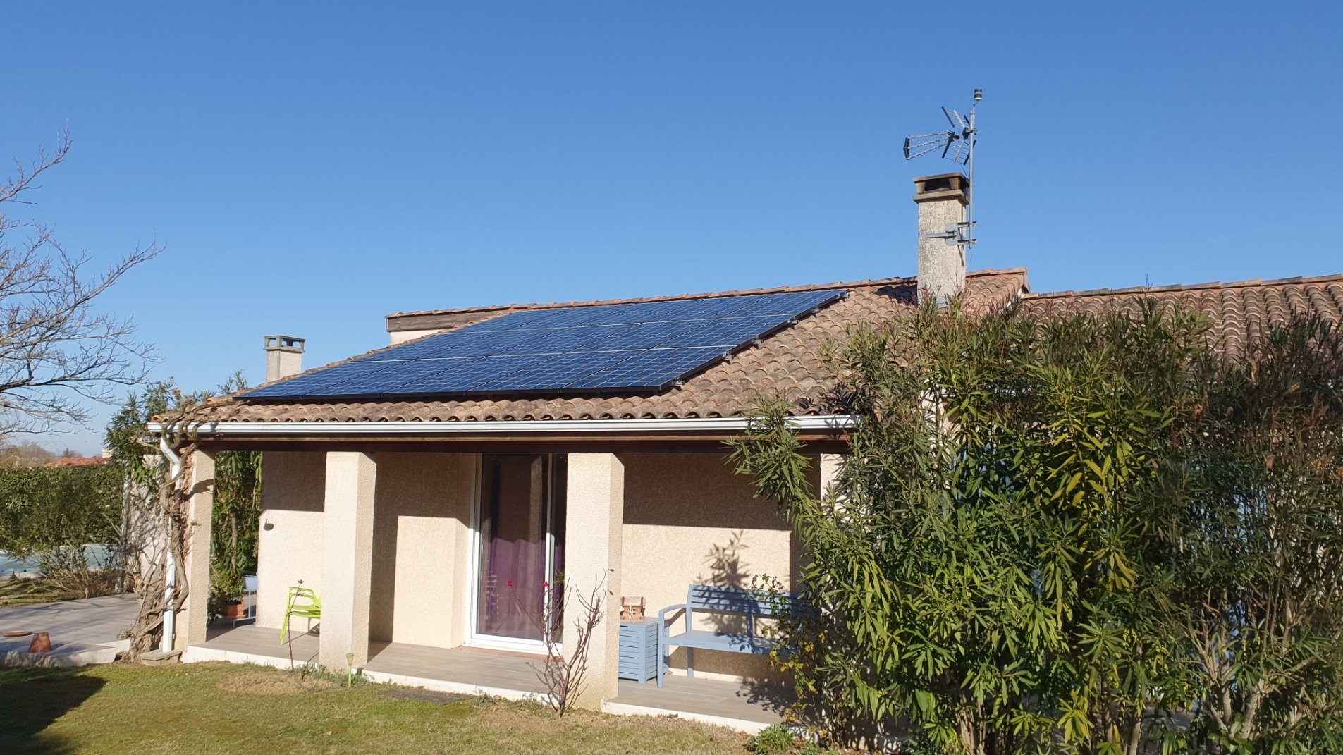 maison individuelle avec panneau solaire