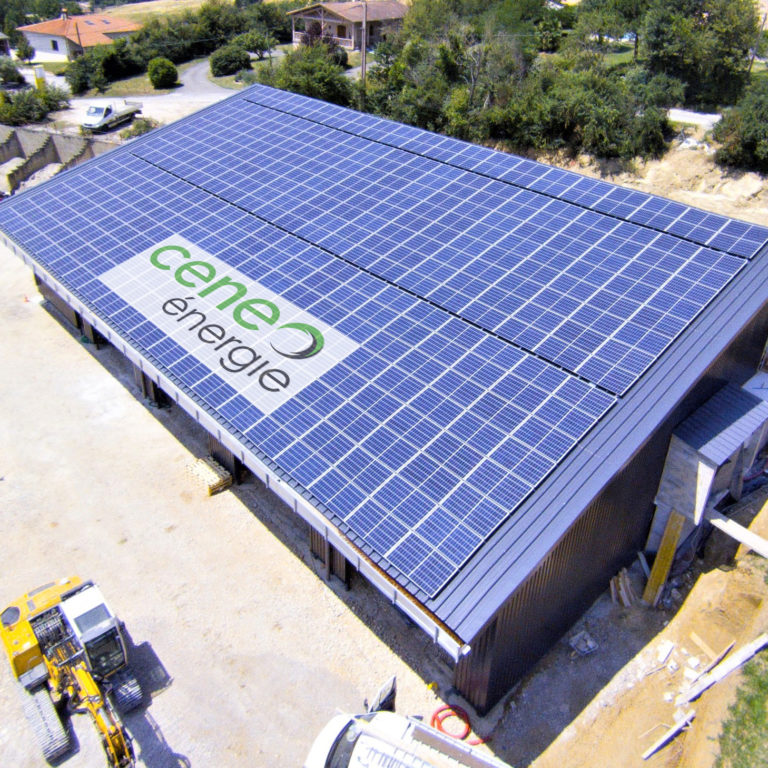 grand hangar avec toiture panneaux solaires