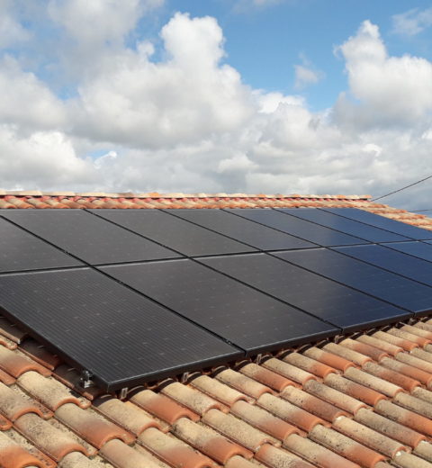 toiture avec panneaux solaires