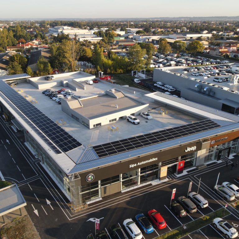 toit de magasin avec panneaux solaires photovoltaïques
