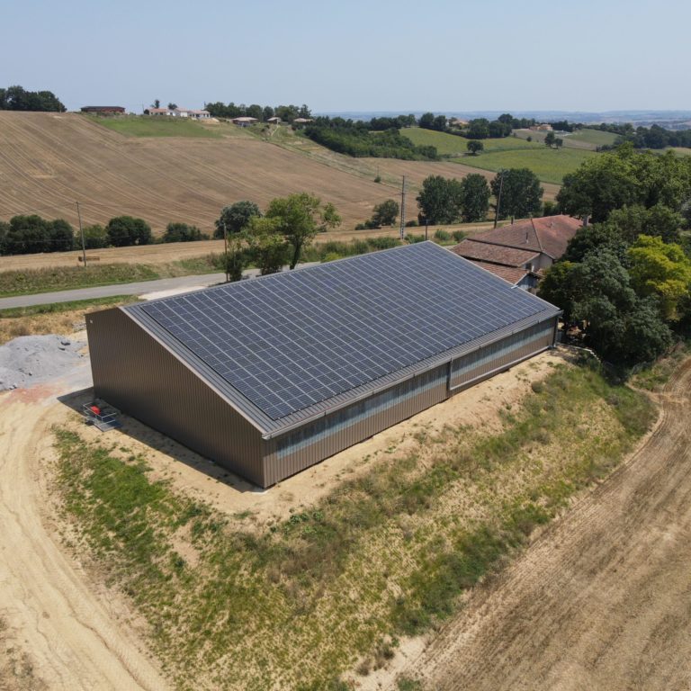 bâtiment agricole avec panneaux solaires