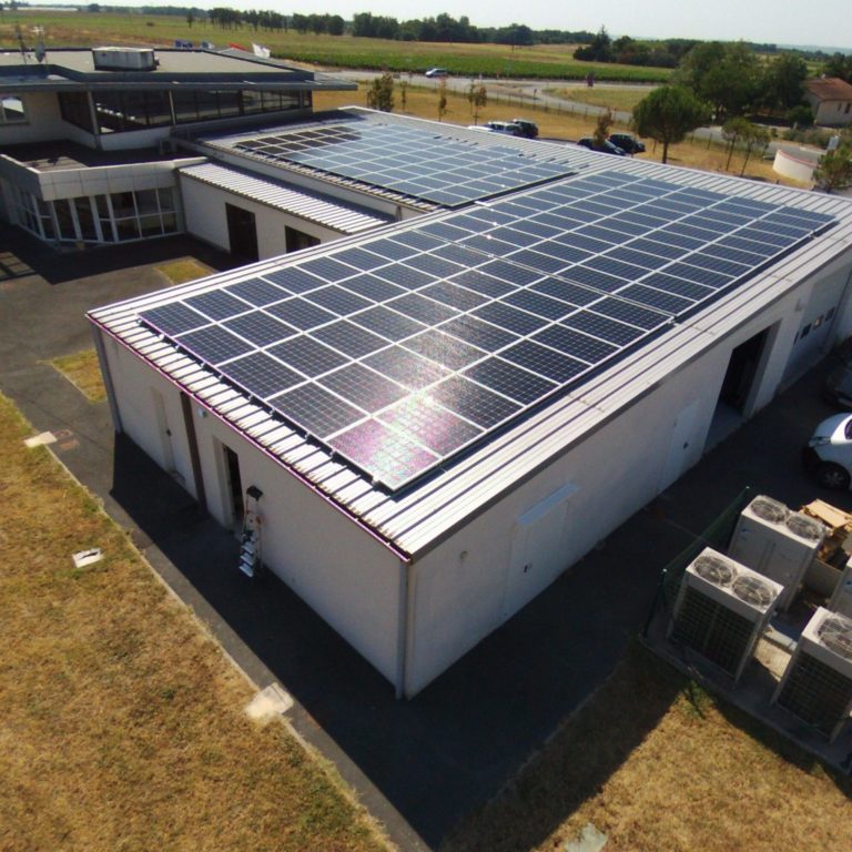 hangar avec panneaux photovoltaïques