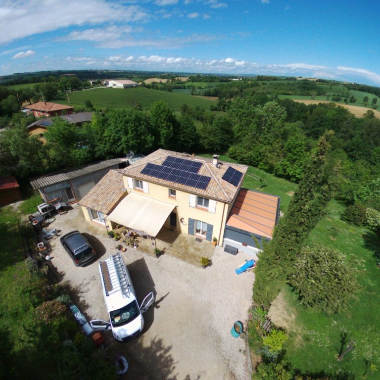 maison avec panneaux solaires photovoltaïques