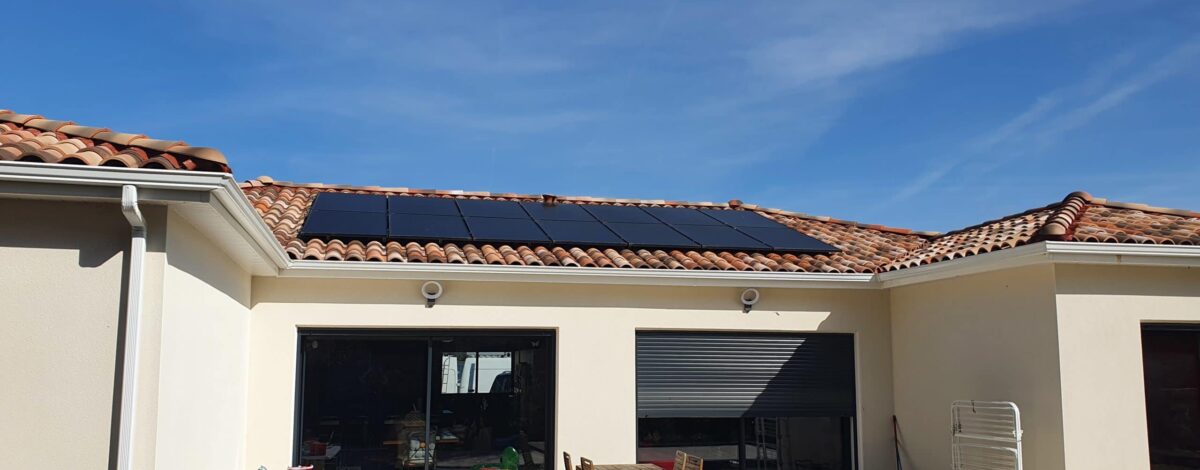 maison avec panneaux solaires