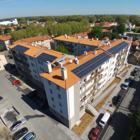 immeubles avec panneaux solaires photovoltaïques