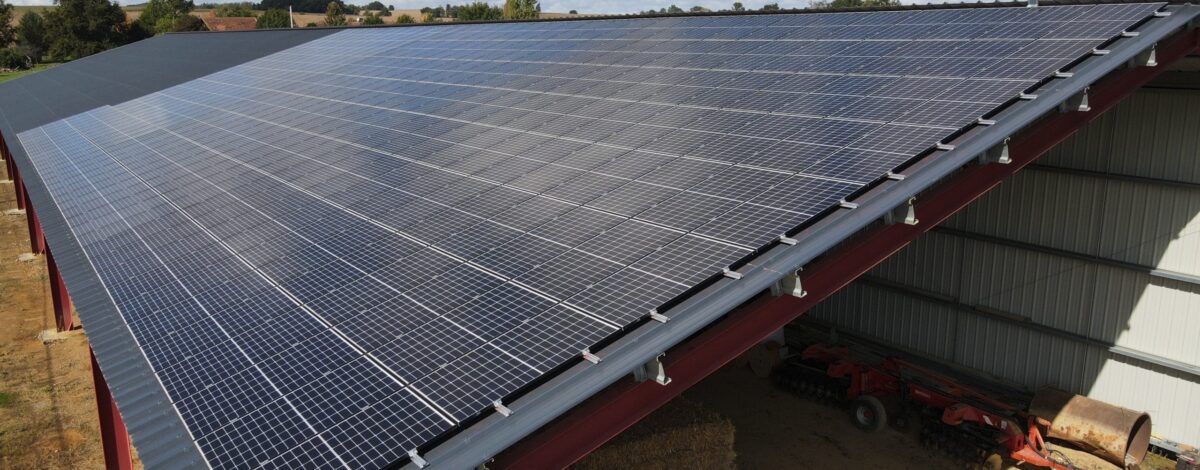 hangar avec panneaux solaires photovoltaïques
