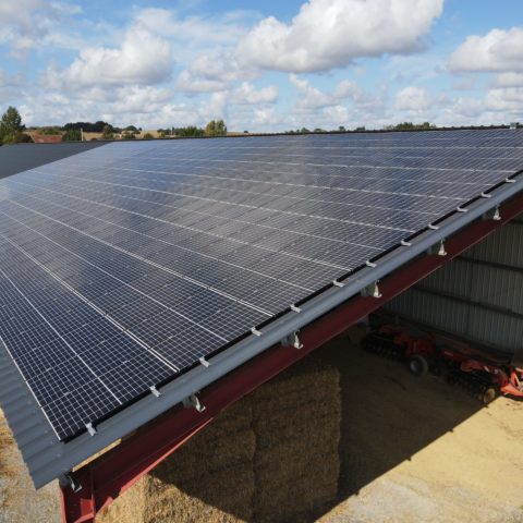 hangar avec panneaux solaires photovoltaïques