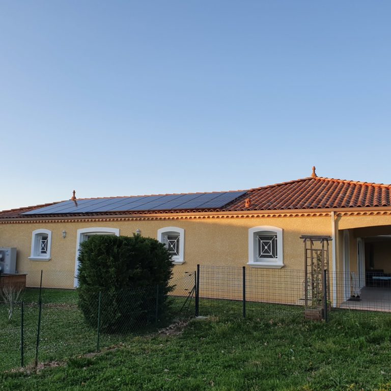 maison individuelle avec panneaux solaires photovoltaïques