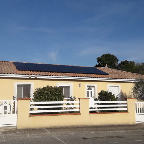 maison avec panneaux solaires photovoltaïques