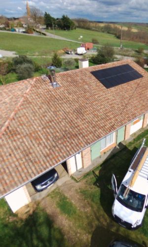 maison avec panneaux solaires photovoltaïques