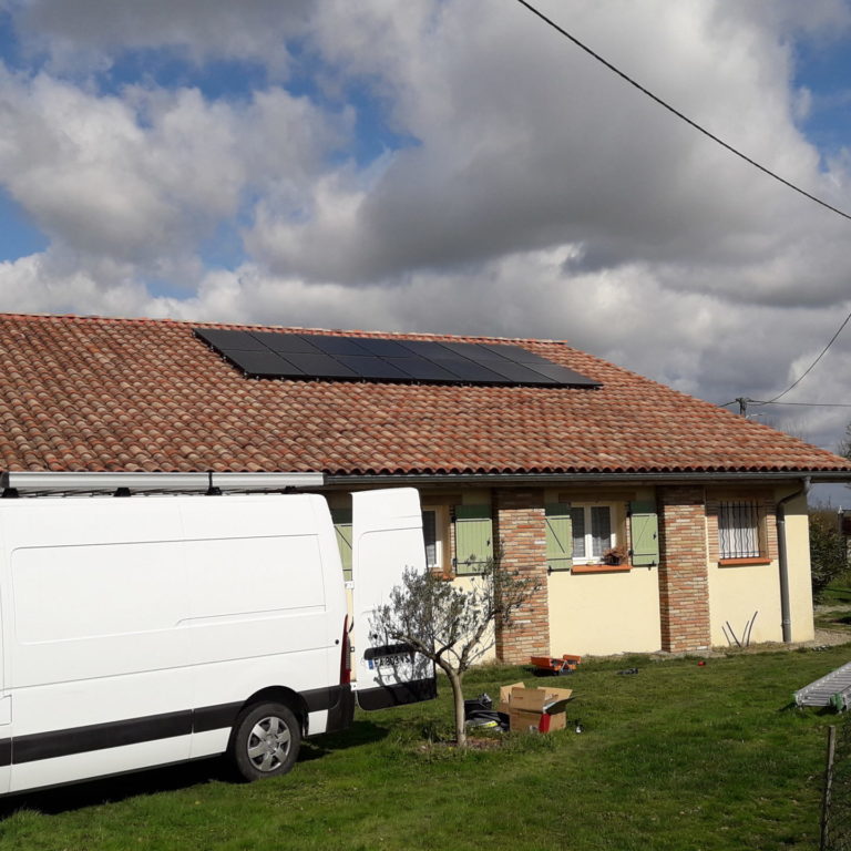 maison avec panneaux solaires photovoltaïques