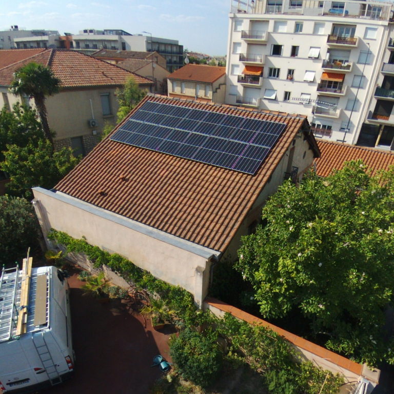 toit de maison avec panneau solaire