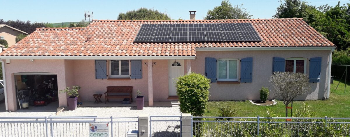 toit de maison avec panneaux solaires