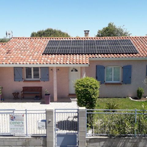 toit de maison avec panneaux solaires