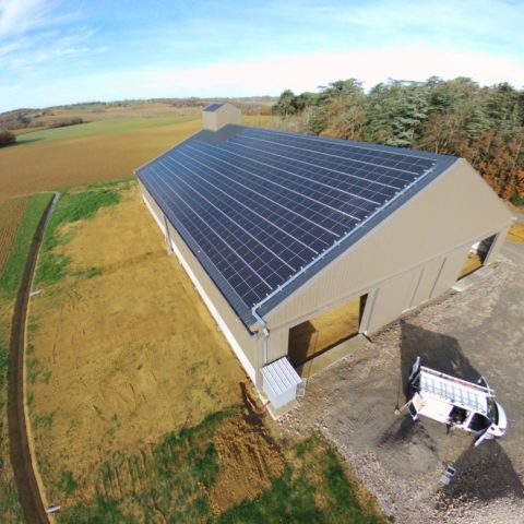 hangar avec installation photovoltaïque sur le toit