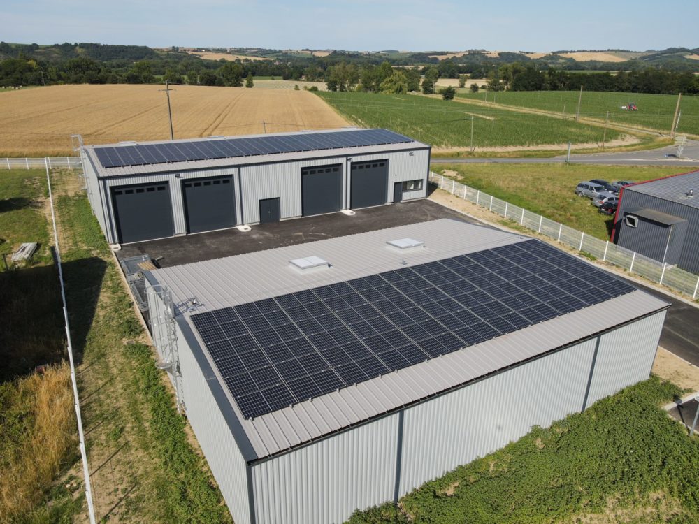 hangar avec panneaux photovoltaïque