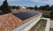 bâtiment collectif avec panneaux photovoltaïque sur le toit