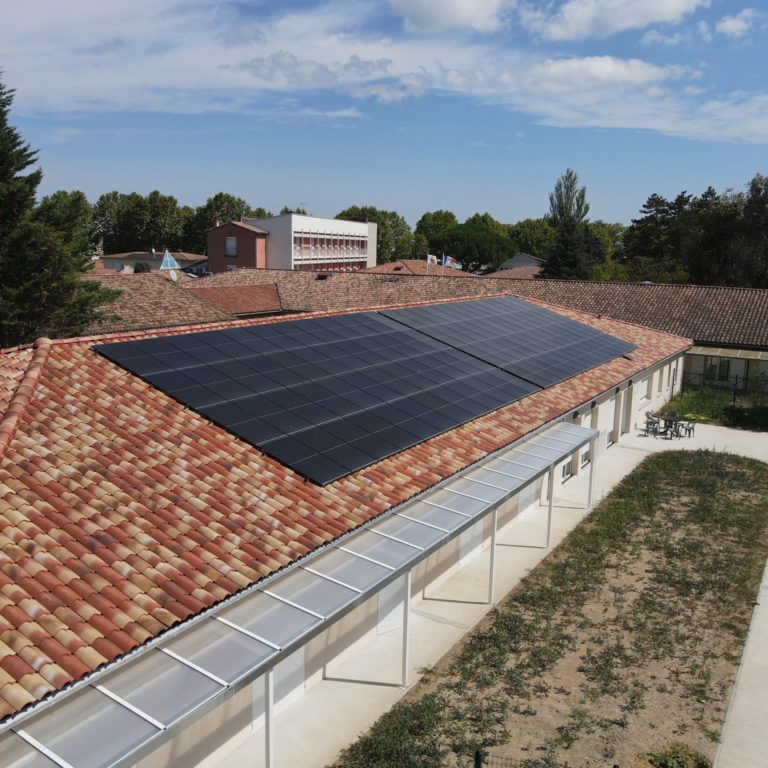 bâtiment collectif avec panneaux photovoltaïque sur le toit