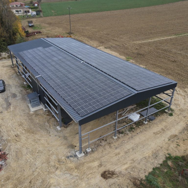 hangar avec panneaux photovoltaïque