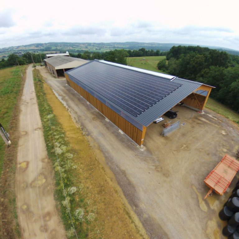 hangar avec panneaux photovoltaïque sur le toit