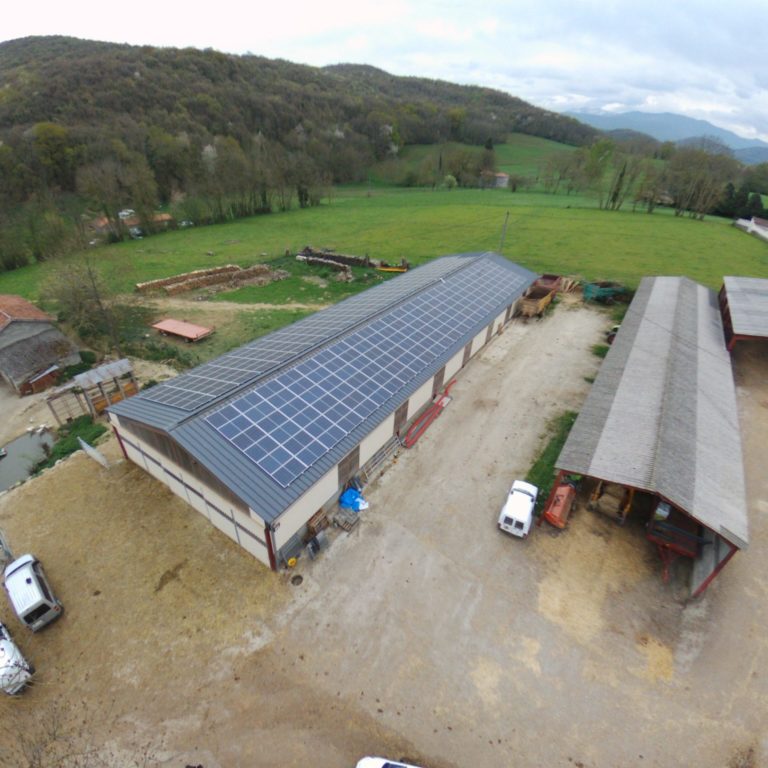 hangar agricole avec panneaux solaires