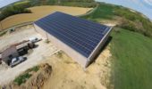 bâtiment agricole avec panneaux solaires