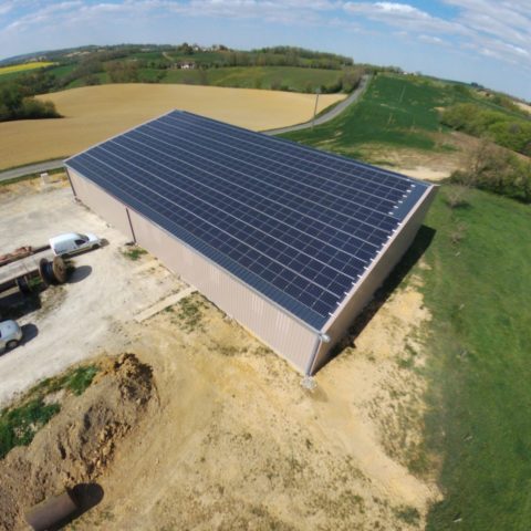 bâtiment agricole avec panneaux solaires