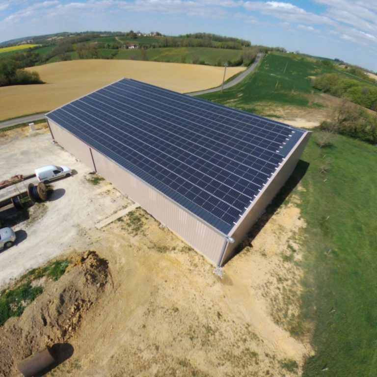 bâtiment agricole avec panneaux solaires
