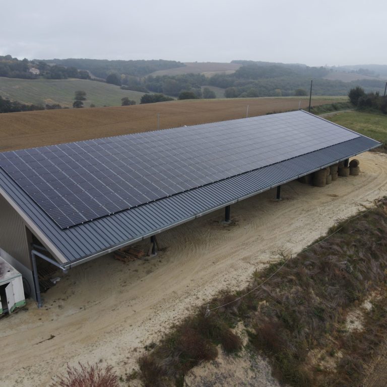 bâtiment agricole avec panneau solaire sur le toit