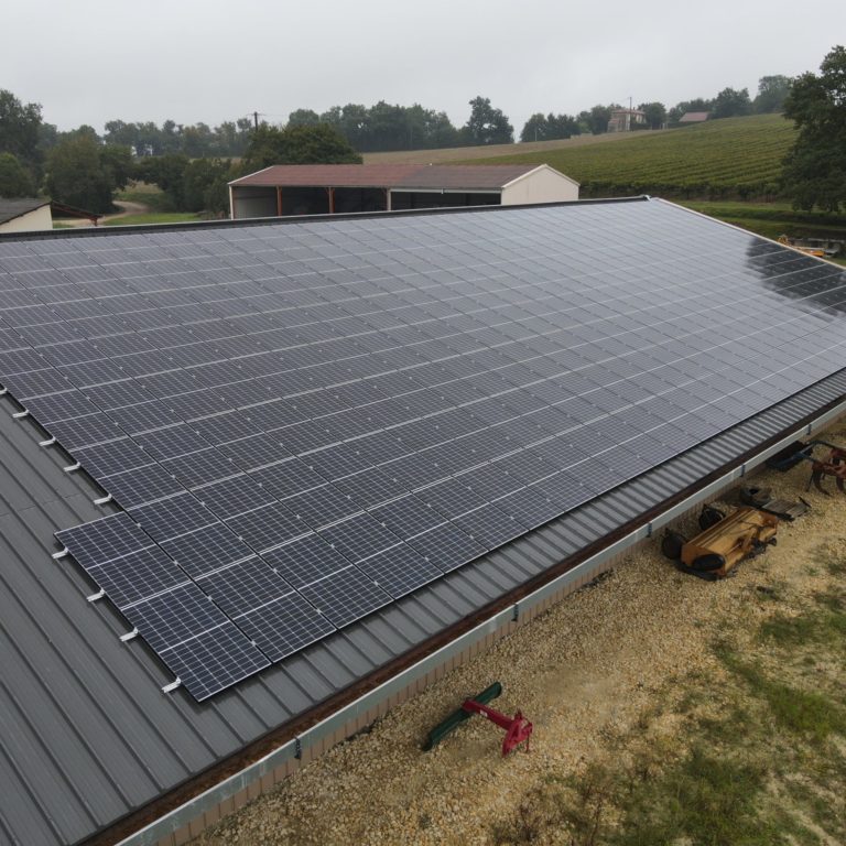 bâtiment agricole avec panneaux solaires sur le toit