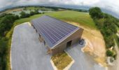 hangar agricole avec panneaux solaires sur le toit