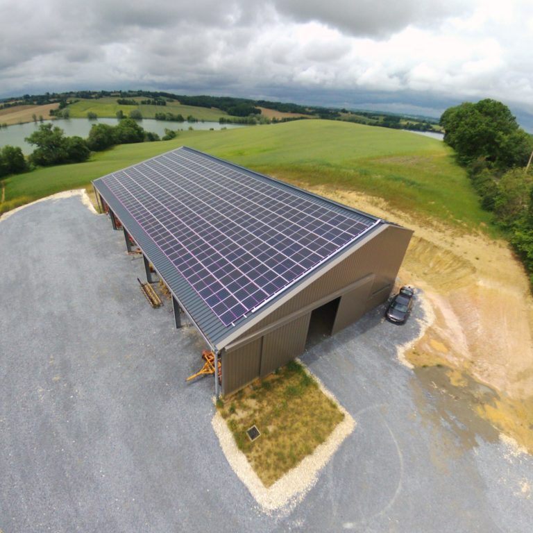 hangar agricole avec panneaux solaires sur le toit