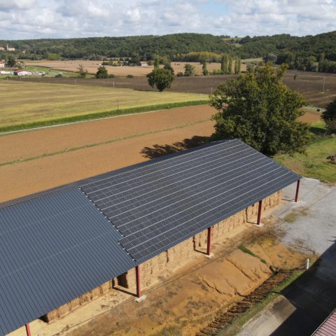 bâtiment agricole avec panneaux solaires sur le toit