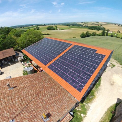 bâtiment agricole avec panneaux solaires sur le toit