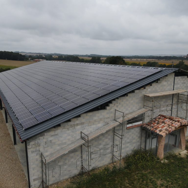 bâtiment agricole avec panneaux solaires sur le toit