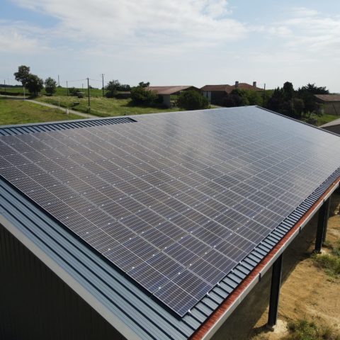 toit avec installation photovoltaïque