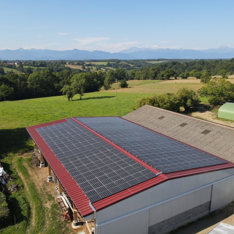 toit de hangar avec installation photovoltaïque