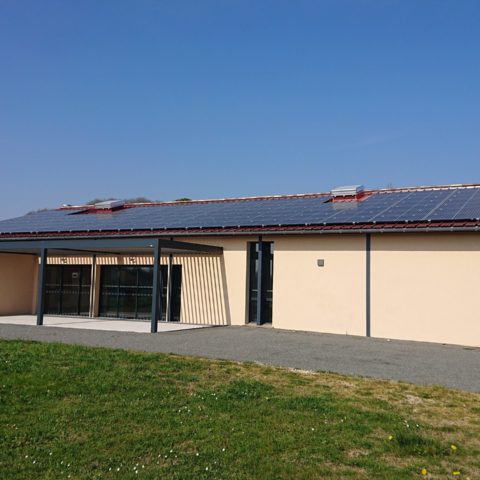 toit de bâtiment collectif avec installation photovoltaïque