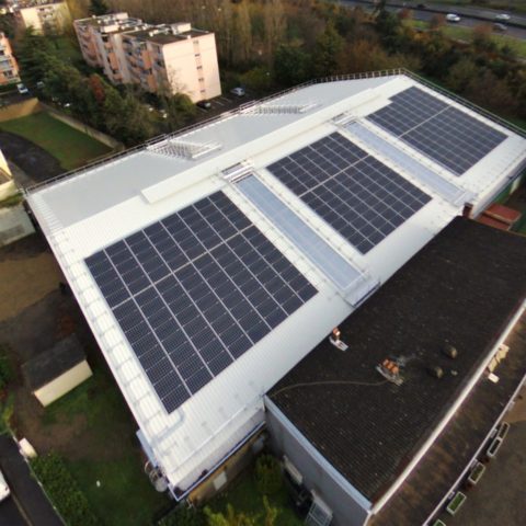 installation photovoltaïque sur toiture de hangar